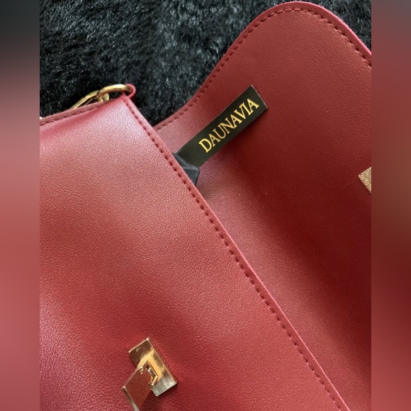 DAUNAVIA Women’s Red PU Leather w/ Tribal Strap PreOwned Great condition - Picture 11 of 11